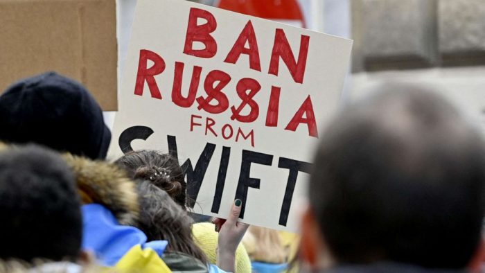 استبعاد البنوك الروسية من نظام SWIFT ما تأثيره على للعملات الرقمية؟