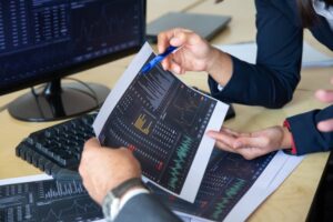 علم نفس التداول.. كيف تتداول بدون عواطف؟