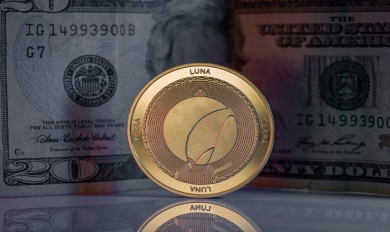 عادت عملة LUNA إلى قائمة أفضل 100 عملة مشفرة.. فما القصة؟!
