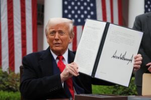 ترامب يُشير إلى خفض الرسوم الجمركية على الصين وسوق العملات المشفرة يتطلع إلى ارتفاع كبير