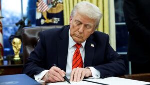 الرئيس دونالد ترامب يهدد بفرض رسوم جمركية تصل إلى 70%.. فما تأثيرها على الاسواق العالمية؟