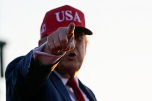 الرئيس دونالد ترامب يهدد بفرض رسوم جمركية تصل إلى 70%.. فما تأثيرها على الاسواق العالمية؟
