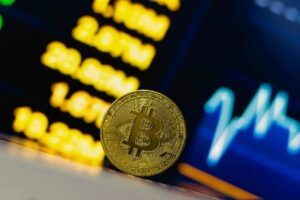ارتفاع البيتكوين والعملات البديلة والمحللون يحذرون من مستويات التصفية