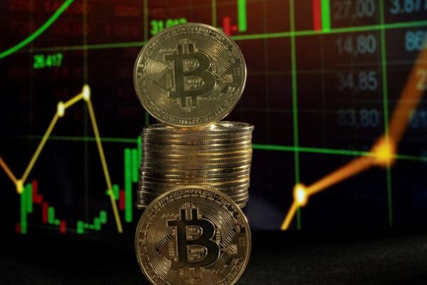 ارتفاع البيتكوين والعملات البديلة والمحللون يحذرون من مستويات التصفية