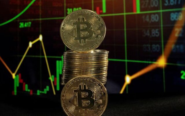ارتفاع البيتكوين والعملات البديلة.. والمحللون يحذرون من مستويات التصفية